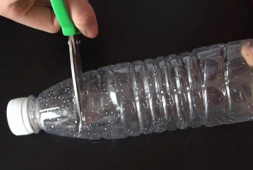 废弃塑料瓶别扔挂在厨房，实用呢！